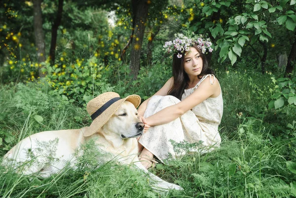Giovane donna e cane labrador retriever bianco nel parco — Foto Stock