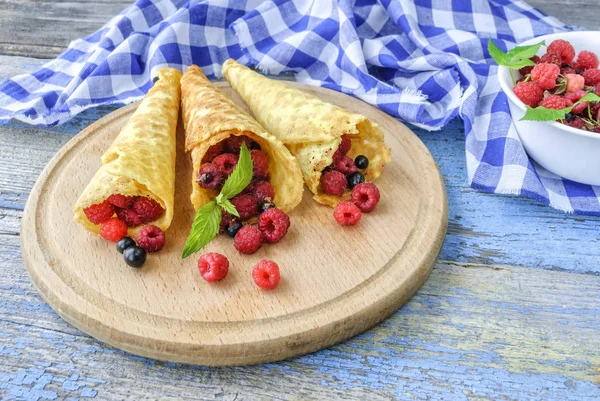 Taze çilek ile waffle. Sağlıklı gıda kavramı