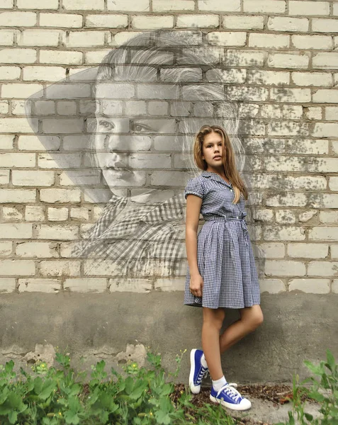 Cute teen girl standing near a brick wall — Stock Photo, Image