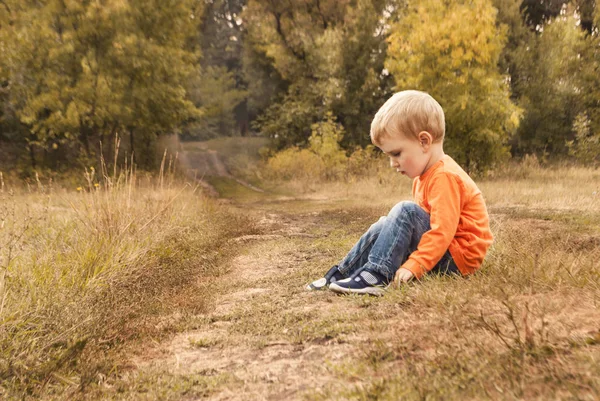 küçük çocuk yere oturmuş, üzücü