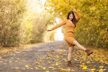 genç güzel kız yolda, sonbahar