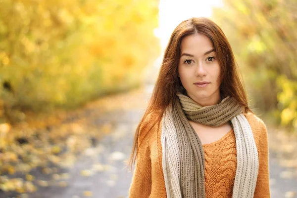 Ritratto di donna sorridente che indossa accessori di lana . — Foto Stock