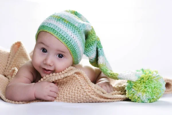 Bébé en bonnet tricoté sur fond clair — Photo
