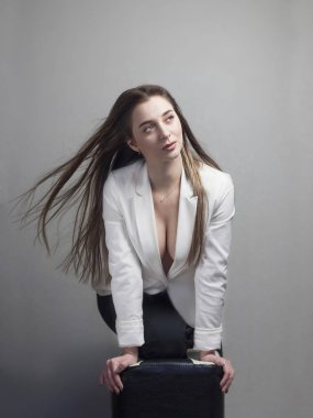 gri arka plan üzerinde beyaz ceketli güzel kadın portresi