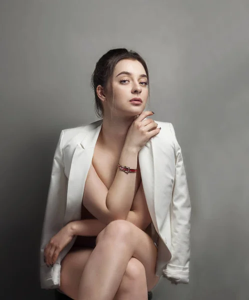 Retrato de mujer hermosa en chaqueta blanca sobre fondo gris — Foto de Stock