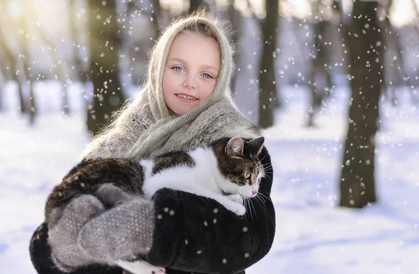 Hermosa niña en chal en invierno —  Fotos de Stock