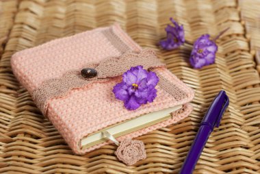 Kadın defter ve kalem masada