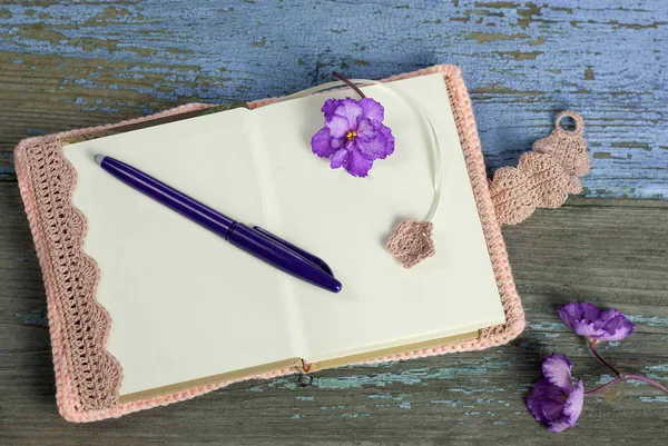 Womens notebook and pen on the table — Stock Photo, Image