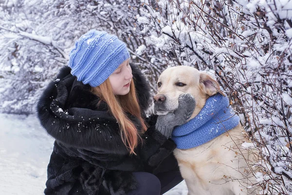 Mädchen und Hund im Winterpark — Stockfoto