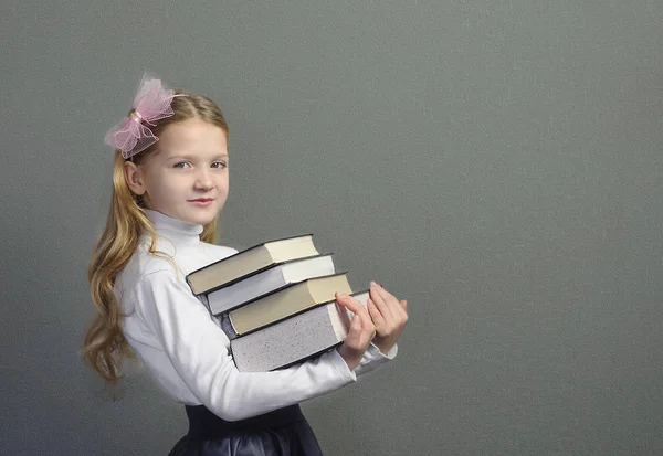 Jolie écolière tenant un livre — Photo