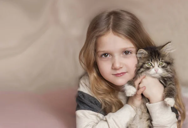 Retrato de una niña con un gatito —  Fotos de Stock