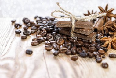 Çikolata, kahve, baharat, tarçın tahta masada.