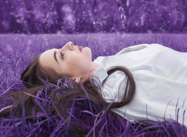 muhteşem bir mor parkta güzel kız