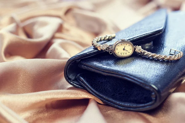 Vintage eski saat siyah debriyaj çanta üzerinde yalan. Yakın çekim fotoğraf.