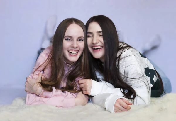 Ritratto di due sorelle distese sul pavimento sorridenti . — Foto Stock