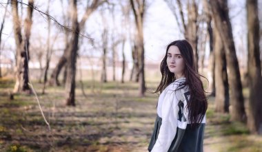 arka plan bahar Parkı üzerinde güzel bir kız