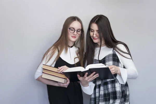 Kitaplar ile iki kız öğrenci — Stok fotoğraf