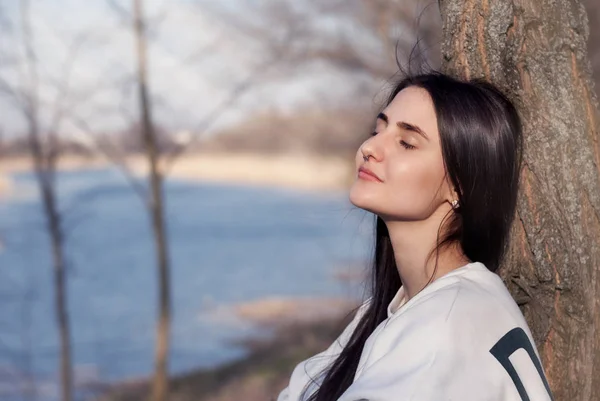 Donna che si rilassa e si gode il sole in un parco caldo — Foto Stock