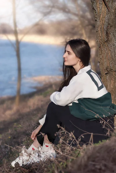 Rahatlatıcı ve güneşin sıcaklığını Park zevk kadın