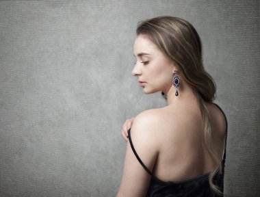 gri arka planda, glamour moda tarzında güzel bir kız bir fotoğraf olduğunu