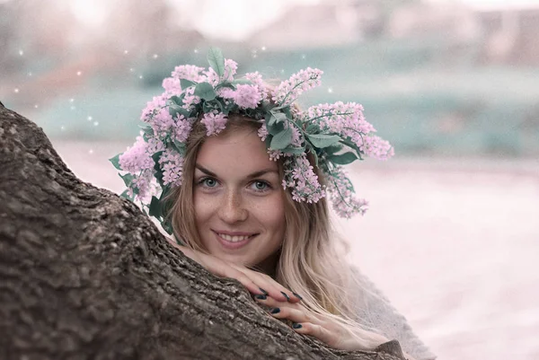 Ritratto di una bella ragazza con una corona di fiori in testa — Foto Stock