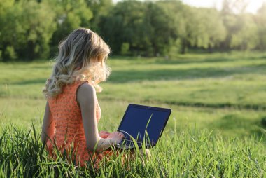 Tabletli, açık havada gülümseyen güzel bir kadının portresi.