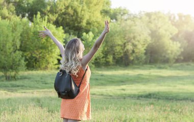 genç kız kaldırsın kadar güzel doğa manzarası ile boşaltmak özgürlük ile