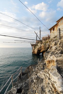 Sunset'teki Trabucco in Puglia, İtalya