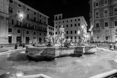 Rome, İtalya - 29 Ağustos 2015. Gece görünümü, Piazza Navona, Roma. Ben