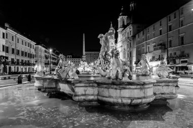 Rome, İtalya - 29 Ağustos 2015. Gece görünümü, Piazza Navona, Roma. Ben