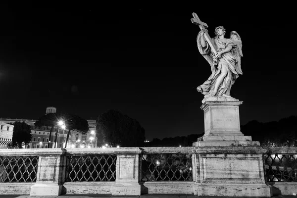 ROME, Italy - 29 August 2015. Ponte Sant'Angelo bridge crossing — Stock Photo, Image