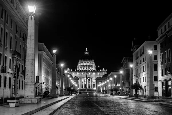 Рим (Італія)-29 серпня 2015 року. Нічний погляд на собор Святого Петра — стокове фото