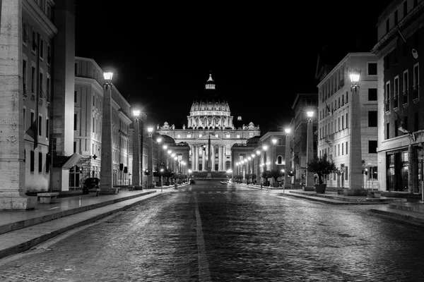РИМ, Италия - 29 августа 2015 года. Ночной вид на собор Святого Петра — стоковое фото