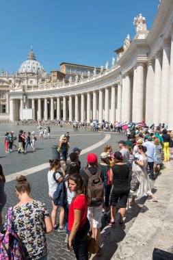 St. Peter's Meydanı'nda turistler uzun çizgi