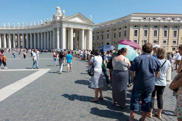 Larga fila de turistas en la Plaza de San Pedro — Foto de Stock