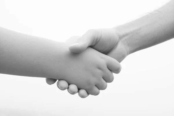 Пакт между подростком и взрослым с рукопожатием — стоковое фото