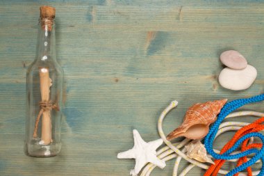 Mesaj şişe, kopya alanı ile ahşap üzerine yaz arka plan