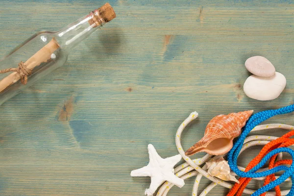 Mesaj şişe, kopya alanı ile ahşap üzerine yaz arka plan