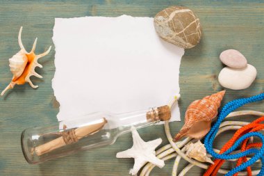 Mesaj şişe, kopya alanı ile ahşap üzerine yaz arka plan