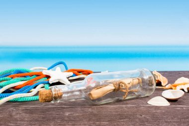 Tropikal deniz tekne gördüm. Şişeyi masada iletide