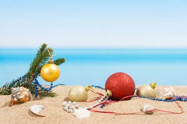 Yılbaşı ağacı süsleri tropikal plajında. Kavramı 