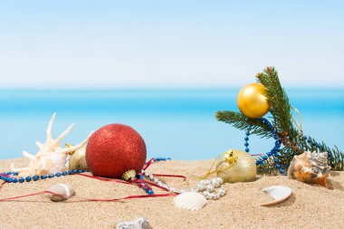 Yılbaşı ağacı süsleri tropikal plajında. Kavramı 