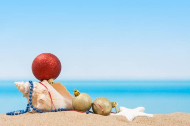 Yılbaşı ağacı süsleri tropikal plajında. Kavramı 