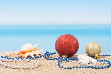 Yılbaşı ağacı süsleri tropikal plajında. Kavramı 