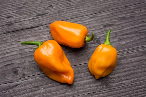 Vissa vegetabiliska av orange chilipeppar habanero på trä vintage — Stockfoto