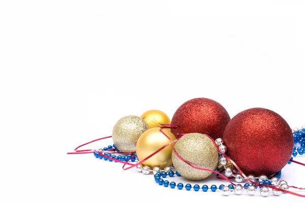 Tarjeta de felicitación navideña. Bolas aisladas y adorno en ba blanca — Foto de Stock