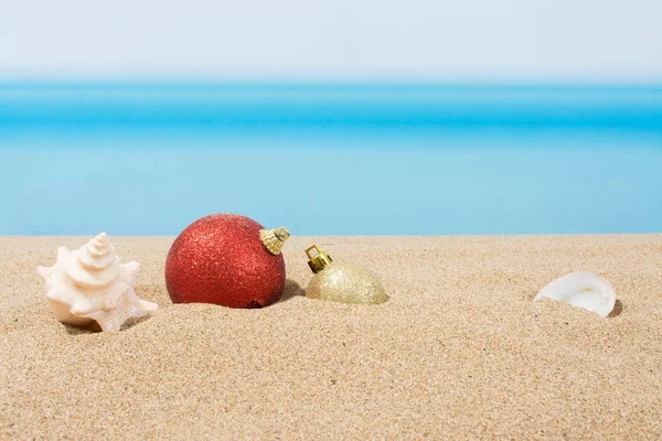 Julgransdekorationer på stranden i tropiska. Begreppet — Stockfoto