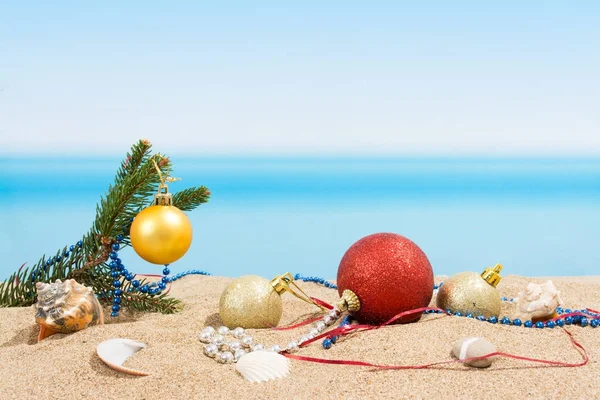 Yılbaşı ağacı süsleri tropikal plajında. Kavramı 