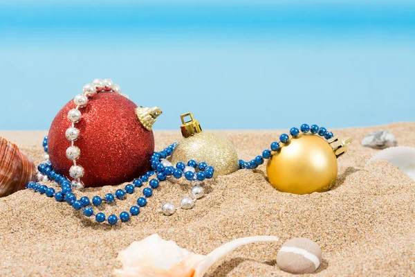 Yılbaşı ağacı süsleri tropikal plajında. Kavramı 