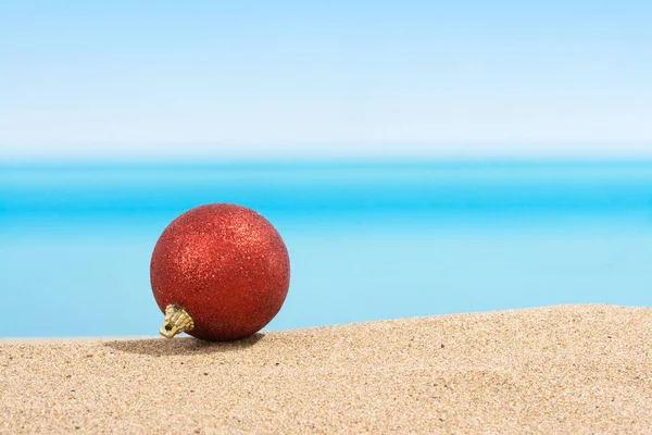 Yılbaşı ağacı süsleri tropikal plajında. Kavramı 